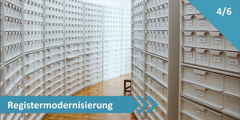 Gebogener Gang mit hohen Reihen weißer Karteikartenschränke