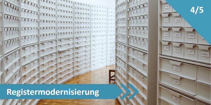 Gebogener Gang mit hohen Reihen weißer Karteikartenschränke